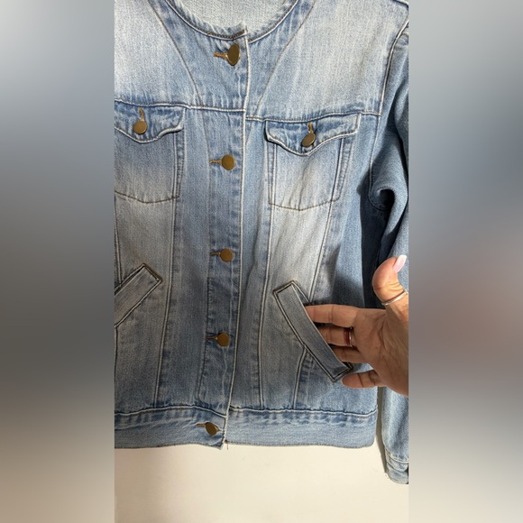 Easel NWOT Women’s Light Wash Denim Jacket, Long Sleeves, Size Small. Button Up - Picture 12 of 14